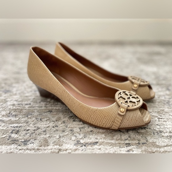 Tory Burch Sally Snake Print Wedge Heels Size 8 Womens Beige Worn Once - Picture 1 of 10